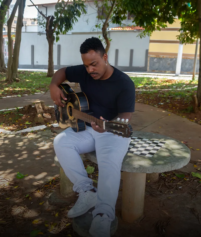 Robert Williams lives with obesity in Brazil. (photo)